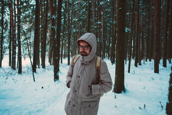 Joven en un bosque nevado de invierno — Foto de Stock