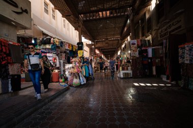 Dubai, Birleşik Arap Emirlikleri - 6 Mart 2017: Eski şehir merkezindeki antik tekstil hediyelik eşya dükkanları ve satıcıları