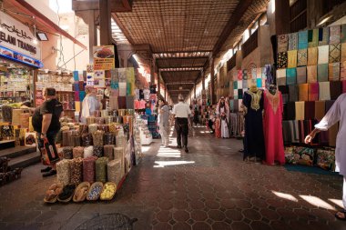 Dubai, Birleşik Arap Emirlikleri - 6 Mart 2017: Eski şehir merkezindeki antik tekstil hediyelik eşya dükkanları ve satıcıları