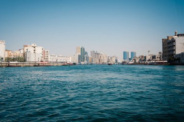 Dubai, Uae - 7 Mart: Boats Abra, Bay Creek 'te gemi turu yapıyor..