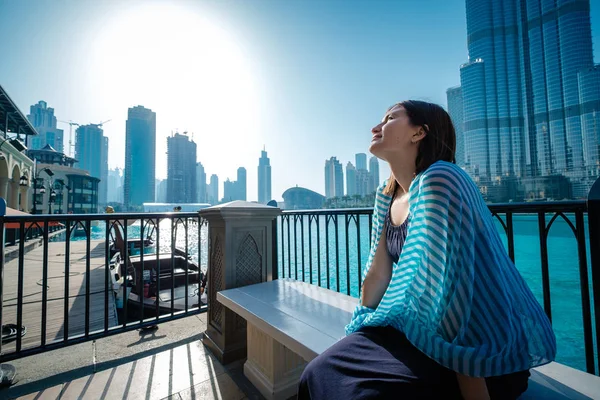 Дубай путешествия туристическая женщина на отдыхе, глядя на панорамный vie — стоковое фото