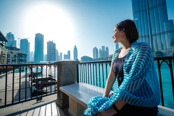 Dubai turismo mujer de vacaciones, mirando panorámica de la competencia — Foto de Stock