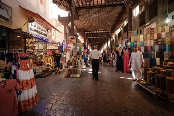 Ντουμπάι, Ηνωμένα Αραβικά Εμιράτα - 6 Μαρτίου 2017: Καταστήματα και πωλητές στο αρχαίο καλυμμένο υφασμάτινο σουκ Bur Dubai στο κέντρο της παλιάς πόλης — Φωτογραφία Αρχείου