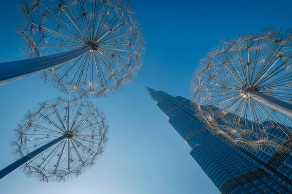 ДУБАЙ, ОАЭ - 8 МАРТА 2017: Здание Бурдж Халифа в Дубае. Это самое высокое здание в мире . — стоковое фото