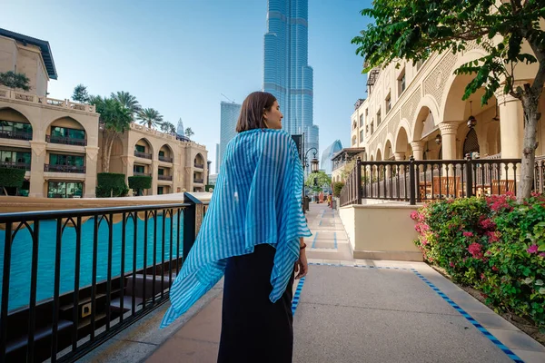 アラブ首長国連邦での旅行をお楽しみください。若い女性のドレス — ストック写真