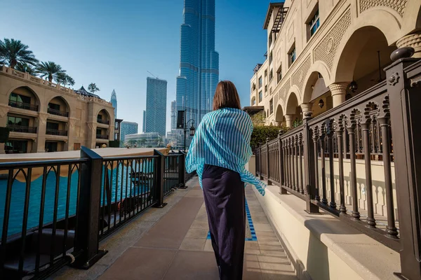 Disfrutando de los viajes en Emiratos Árabes Unidos. Mujer joven en vestido — Foto de Stock