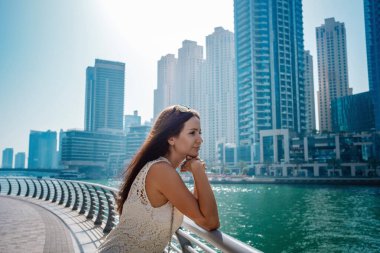 Dubai 'de gezen turist kadın.