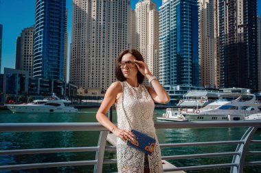Dubai 'de gezen turist kadın.