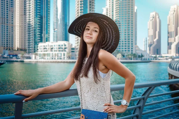 Jovem viajante feliz na cidade grande Dubai — Fotografia de Stock