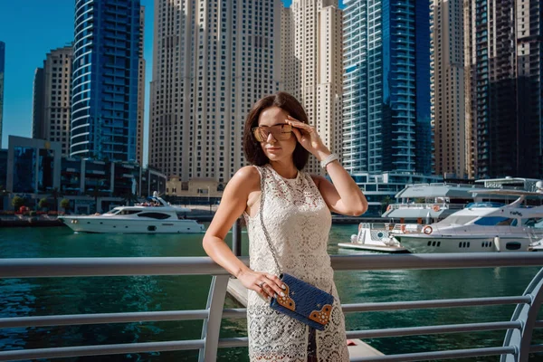 Dubai viagem turista mulher em férias andando — Fotografia de Stock