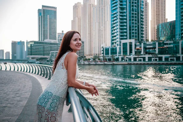 Cieszący się podróżami w Emiratach Arabskich. Szczęśliwa kobieta — Zdjęcie stockowe