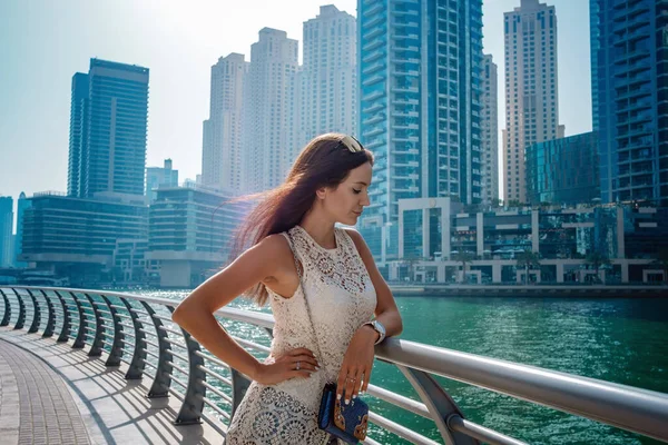 Dubai viagem turista mulher em férias andando — Fotografia de Stock