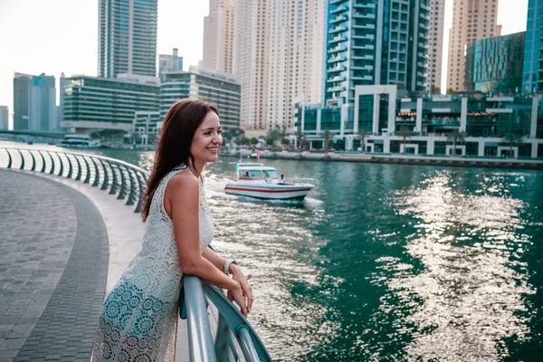 Desfrutando de viagens em Emirados Árabes Unidos. Mulher feliz — Fotografia de Stock