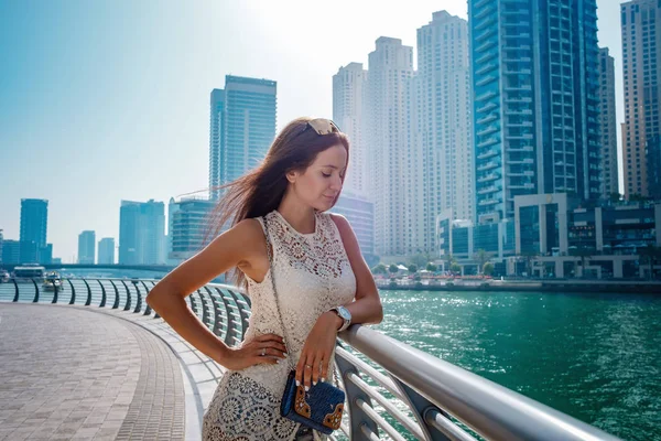 Ντουμπάι ταξίδια τουρίστρια γυναίκα σε διακοπές περπάτημα — Φωτογραφία Αρχείου