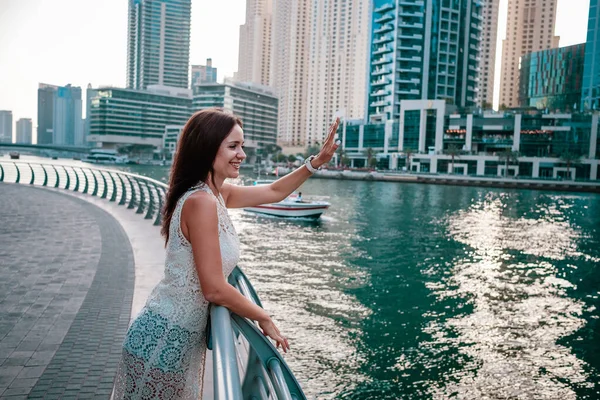 Disfrutando de los viajes en Emiratos Árabes Unidos. Mujer feliz —  Fotos de Stock