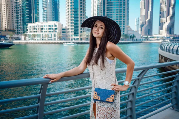 Счастливая молодая женщина в большом городе Дубае — стоковое фото