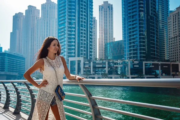 Dubai viagem turista mulher em férias andando — Fotografia de Stock