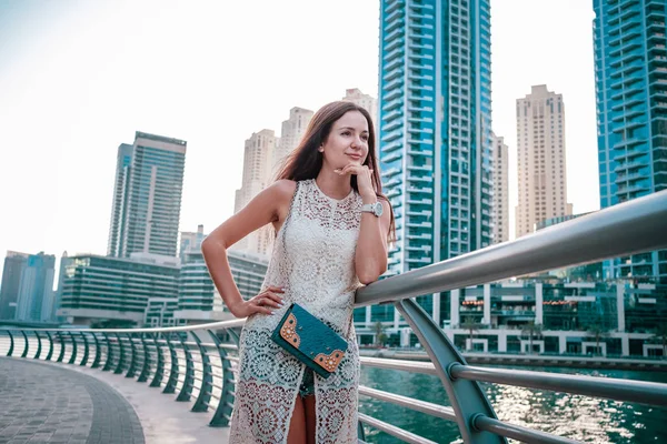 Desfrutando de viagens em Emirados Árabes Unidos. Mulher feliz — Fotografia de Stock