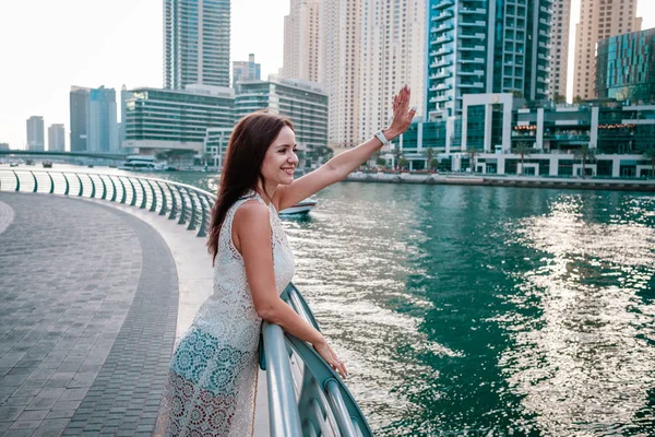 Disfrutando de los viajes en Emiratos Árabes Unidos. Mujer feliz —  Fotos de Stock