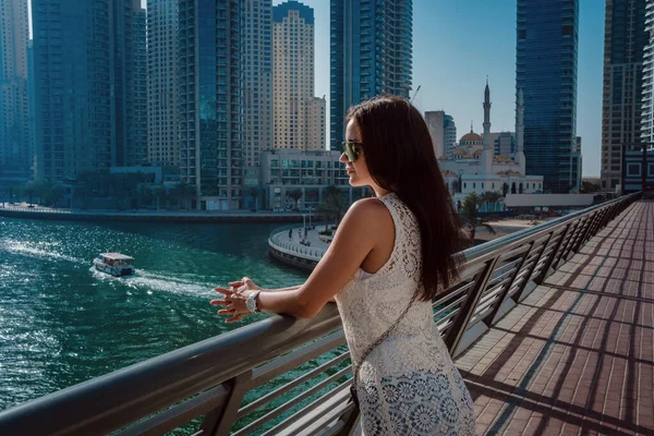 Happy beautiful tourist woman in Dubai marina — Stock Photo, Image