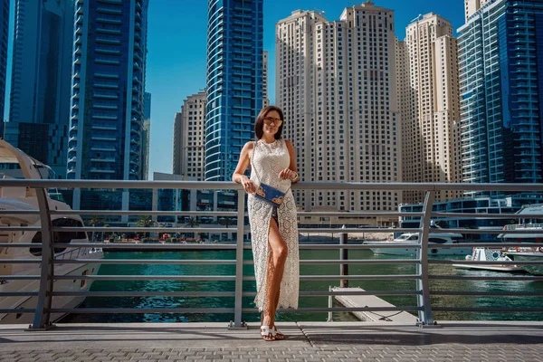 Туристическая женщина Дубая в отпуске пешком — стоковое фото