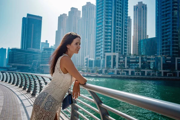 Dubai viagem turista mulher em férias andando — Fotografia de Stock