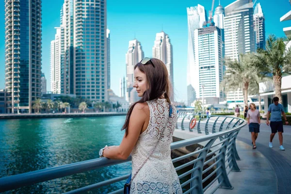 Dubai viagem turista mulher em férias andando — Fotografia de Stock