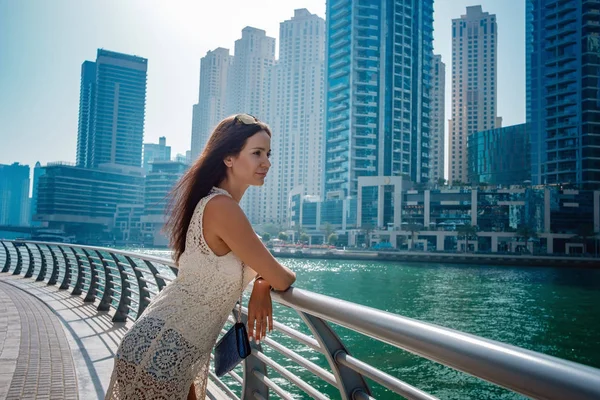 Туристическая женщина Дубая в отпуске пешком — стоковое фото