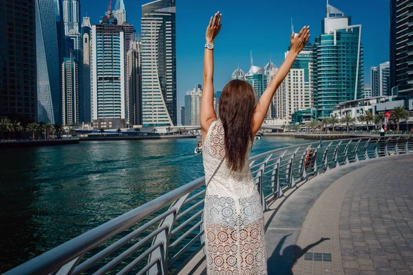 Dubai viagem turista mulher em férias andando — Fotografia de Stock