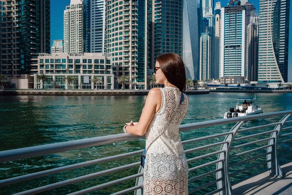 Dubai viagem turista mulher em férias andando — Fotografia de Stock