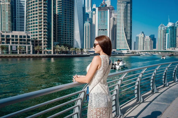 Dubai viagem turista mulher em férias andando — Fotografia de Stock