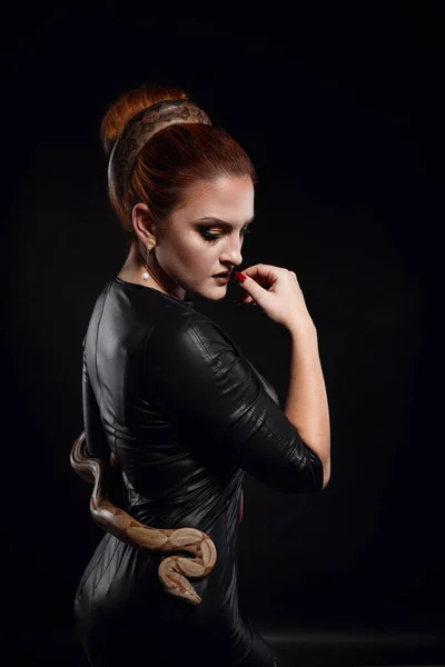 Nahaufnahme Porträt einer sexy Frau mit Schlange im Latex-Outfit — Stockfoto