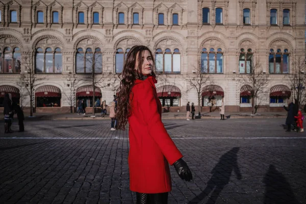Mulheres felizes andando de casaco vermelho na praça vermelha em Moscou — Fotografia de Stock