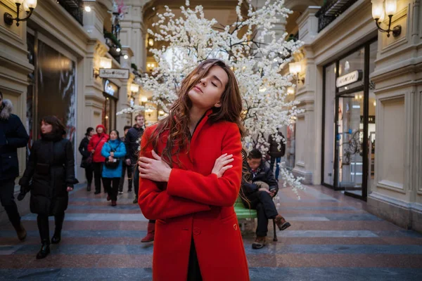 MOSCOW - MARÇO 2017: retrato de mulher jovem dentro da loja de departamento de goma em Moscou . — Fotografia de Stock