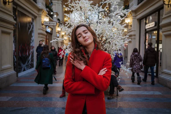 Moskou - maart 2017: portret van een jonge vrouw in warenhuis Gum in Moskou. — Stockfoto