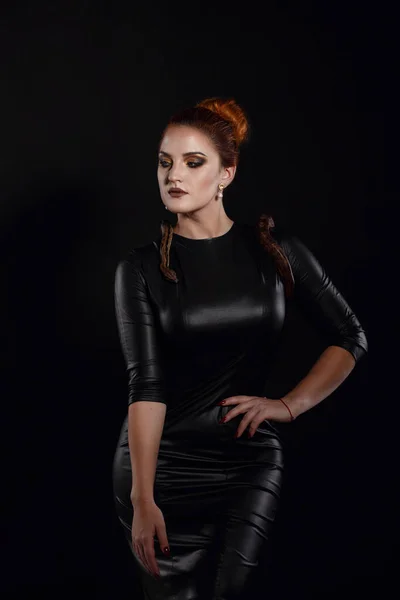 Nahaufnahme Porträt einer sexy Frau mit Schlange im Latex-Outfit — Stockfoto