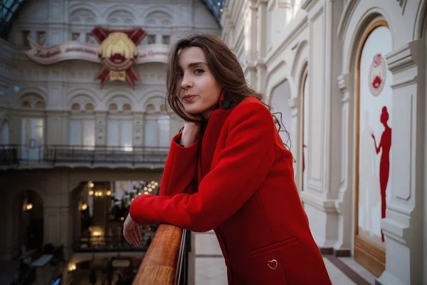 MOSCOW - MARÇO 2017: retrato de mulher jovem dentro da loja de departamento de goma em Moscou . — Fotografia de Stock