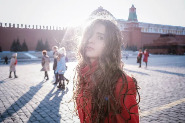 Mulheres felizes andando de casaco vermelho na praça vermelha em Moscou — Fotografia de Stock