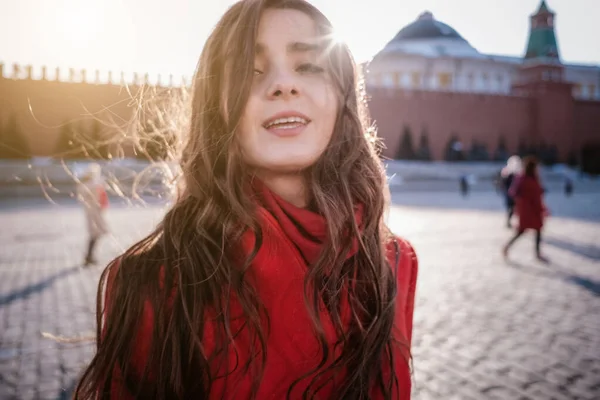 Mujeres felices caminando en abrigo rojo en la plaza roja de Moscú —  Fotos de Stock