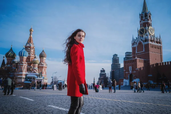 Mujeres felices caminando en abrigo rojo en la plaza roja de Moscú —  Fotos de Stock