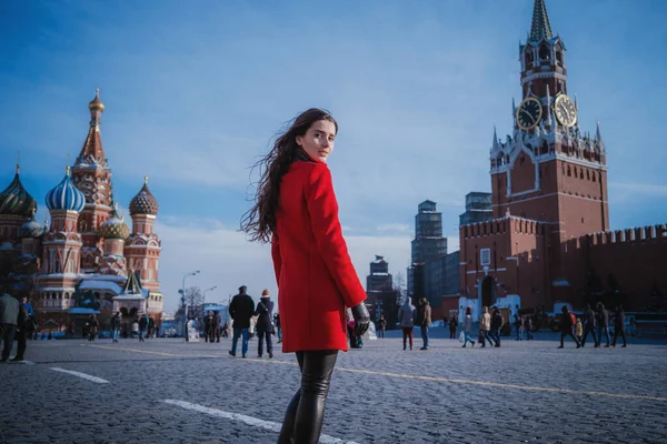 Mujeres felices caminando en abrigo rojo en la plaza roja de Moscú —  Fotos de Stock