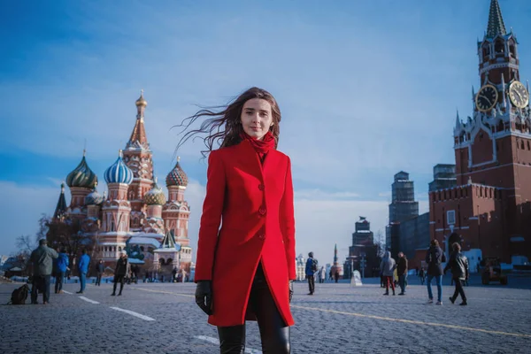 Mujeres felices caminando en abrigo rojo en la plaza roja de Moscú —  Fotos de Stock