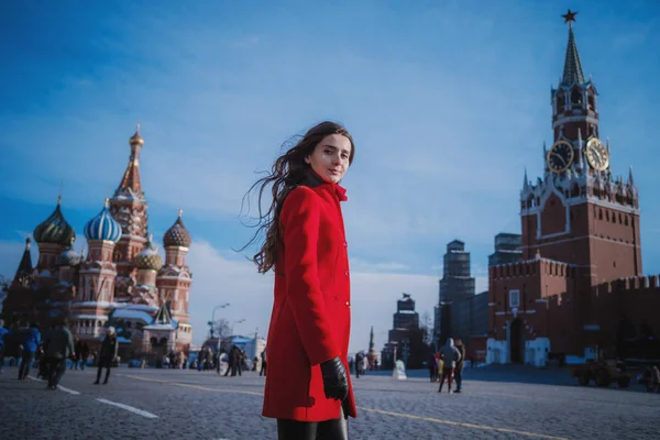 Gelukkige vrouwen lopen in rode jas op het rode plein in Moskou — Stockfoto