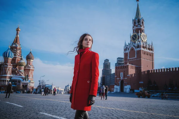 Femmes heureuses marchant en manteau rouge sur la place rouge à Moscou — Photo