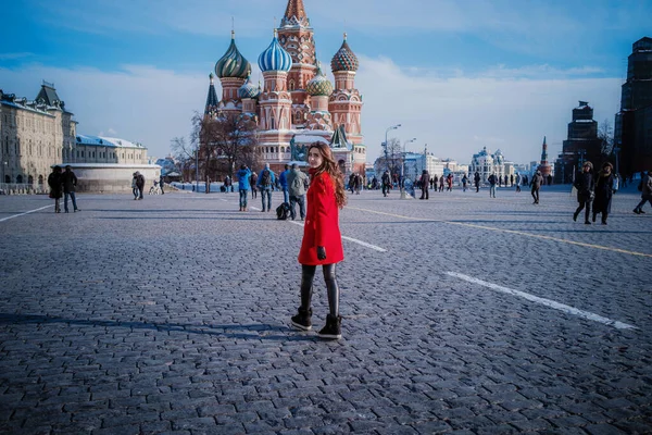 Mujeres felices caminando en abrigo rojo en la plaza roja de Moscú —  Fotos de Stock