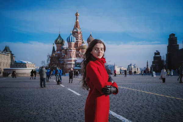 Mujeres felices caminando en abrigo rojo en la plaza roja de Moscú —  Fotos de Stock