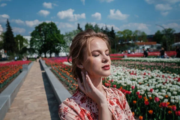 Молода красива жінка на полі тюльпанів навесні — стокове фото