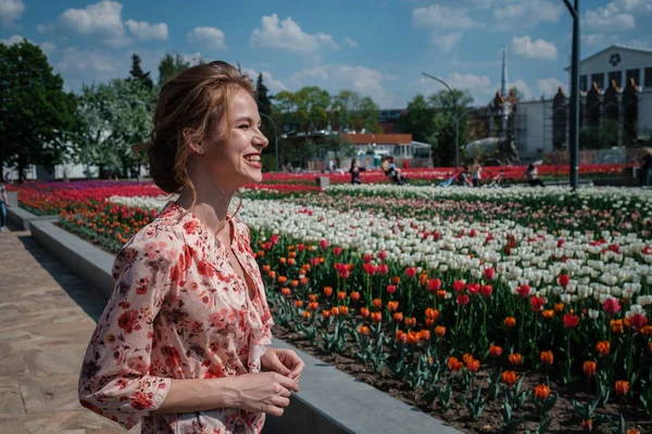 Giovane bella donna in campo tulipano in primavera — Foto Stock