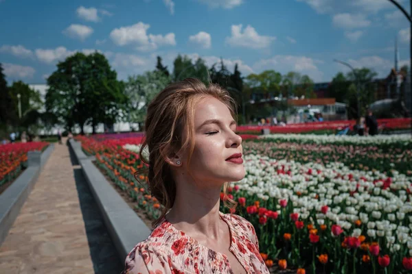 Giovane bella donna in campo tulipano in primavera — Foto Stock