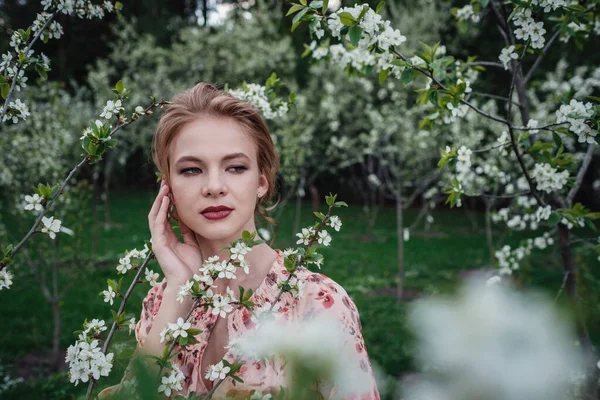 Giovane bella donna nel giardino fiorito di ciliegi . — Foto Stock